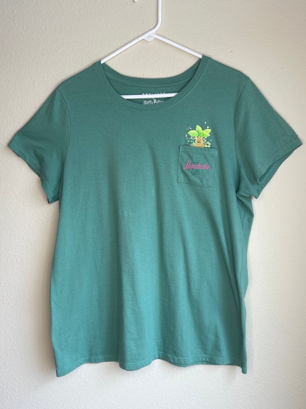BoxLunch Harry Potter Mandrake Pocket Graphic T-Shirt Green Plus Size 2X